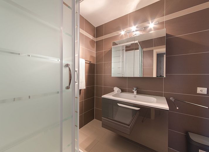 Bright and modern living room in Apartment Residence Calista 213, Bredene, Belgian coast, with comfortable sitting area and sea view.