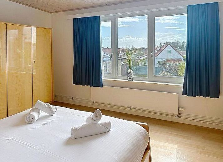 Helle Kueche im Ferienhaus sea-kret, Bredene, belgische Kueste, mit modernen Geraeten und Gartenblick.