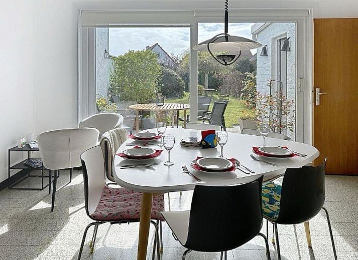 Geniessen Sie die sonnige Terrasse des Ferienhauses sea-kret in Bredene an der belgischen Kueste, ideal zum Entspannen und Essen im Freien.