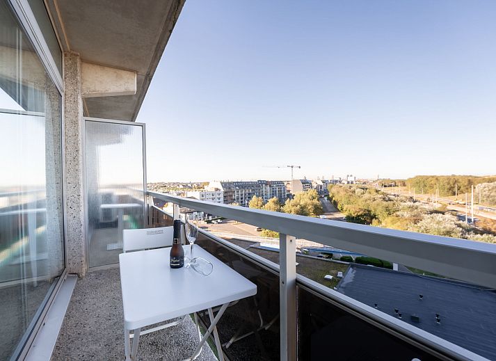 Bright living room of Apartment Studio 62-705 in Bredene, Belgian coast, overlooking dunes and modern furnishings.