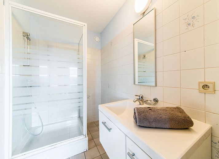 Cozy dining area in Apartment Residentie Astrid, Bredene, overlooking nature on the Belgian coast.