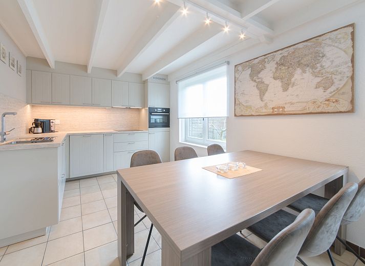 Gemuetliches Wohnzimmer des Ferienhauses Vissershuis 214 in Bredene, belgische Kueste. Gemuetliche Sitzecke mit modernen Moebeln und stimmungsvollen Details.