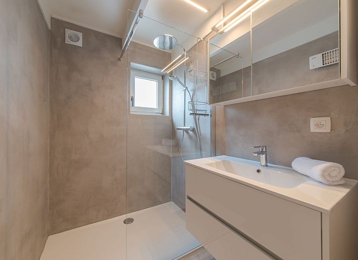 Gemuetliches Wohnzimmer des Ferienhauses Vissershuis 214 in Bredene, belgische Kueste. Gemuetliche Sitzecke mit modernen Moebeln und stimmungsvollen Details.