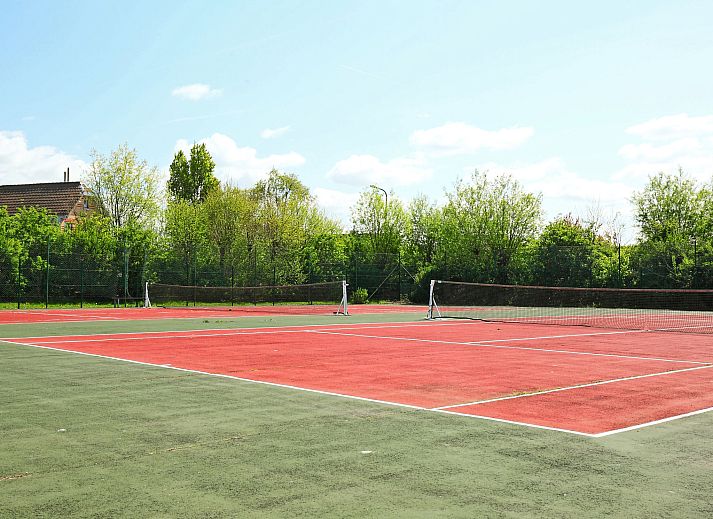 Helle Kueche und Essbereich im Ferienhaus Vissershuis 214, Bredene, belgische Kueste. Moderne Einrichtung mit Weltkarte an der Wand.