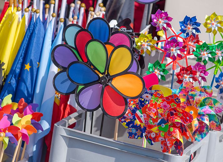 Helle Kueche und Essbereich im Ferienhaus Vissershuis 214, Bredene, belgische Kueste. Moderne Einrichtung mit Weltkarte an der Wand.