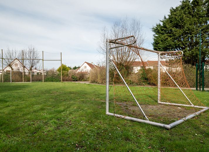 Gemuetliches Schlafzimmer im Ferienhaus Vissershuis 214, Bredene, belgische Kueste, mit rustikaler Holzdecke und stimmungsvollem Tageslicht.