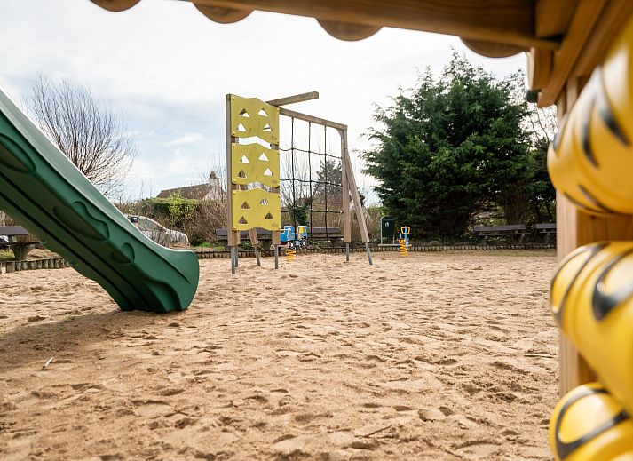 Gemuetliches Schlafzimmer im Ferienhaus Vissershuis 214, Bredene, belgische Kueste, mit rustikaler Holzdecke und stimmungsvollem Tageslicht.