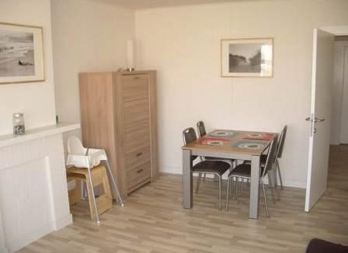 Cozy living room in the child-friendly vacation apartment in Bredene, Belgian coast, with comfortable seating area.