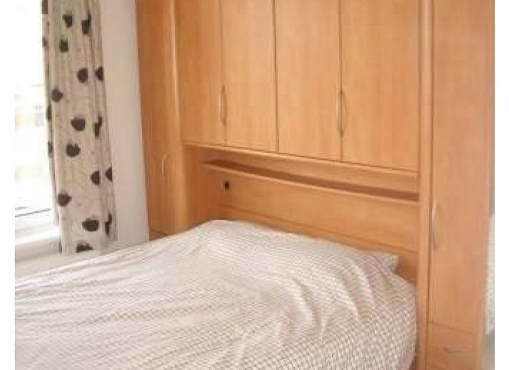 Cozy living room in the child-friendly vacation apartment in Bredene, Belgian coast, with comfortable seating area.