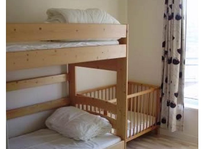 Cozy living room in the child-friendly vacation apartment in Bredene, Belgian coast, with comfortable seating area.