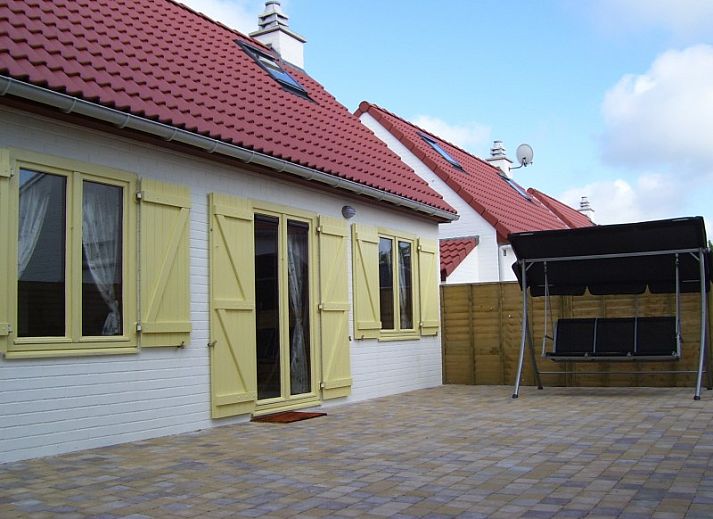 Vakantiehuis Duinhoevelaan in Bredene-aan-Zee, charmant exterieur met rode dakpannen en groene omgeving.