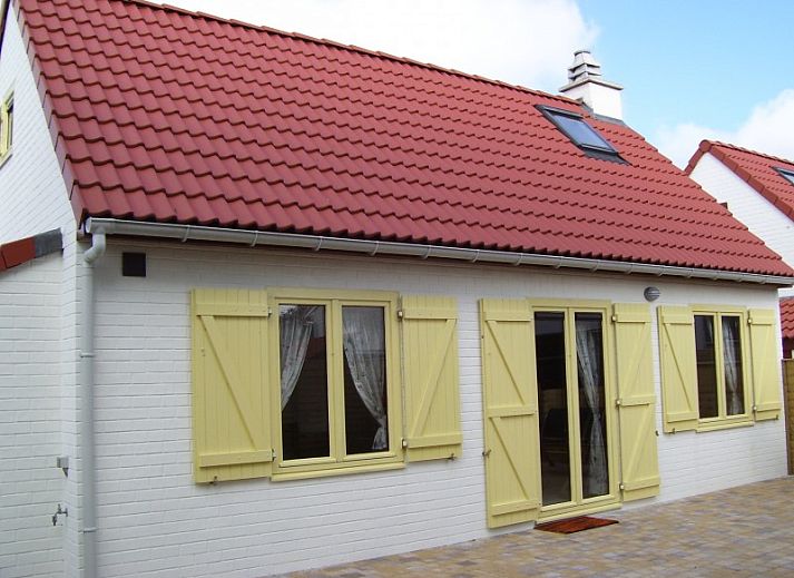 Vakantiehuis Duinhoevelaan in Bredene-aan-Zee, charmant exterieur met rode dakpannen en groene omgeving.