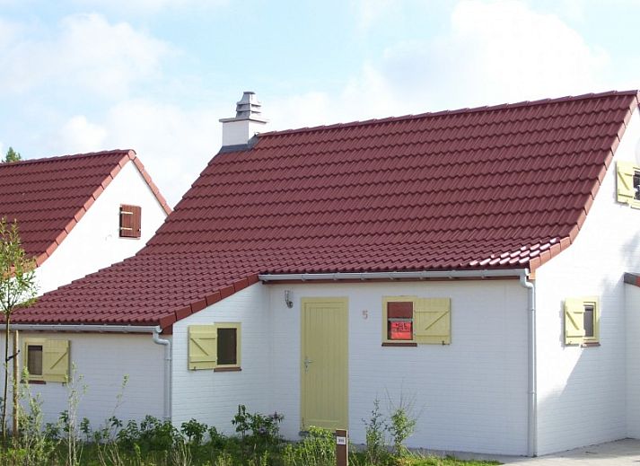 Vakantiehuis Duinhoevelaan in Bredene-aan-Zee, charmant exterieur met rode dakpannen en groene omgeving.