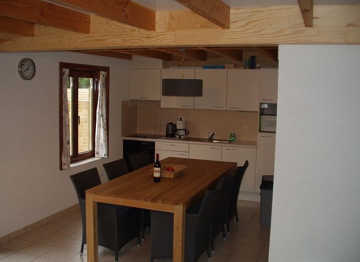 Vakantiehuis Duinhoevelaan in Bredene-aan-Zee, charmant exterieur met rode dakpannen en groene omgeving.