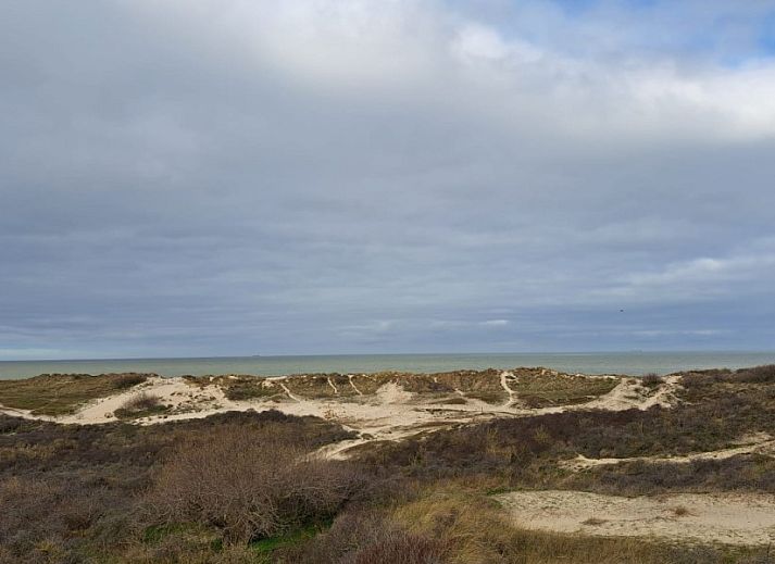 Ruim terras van Vakantiehuis Duinhoevelaan, Bredene-aan-Zee, perfect voor ontspanning aan de Belgische kust.