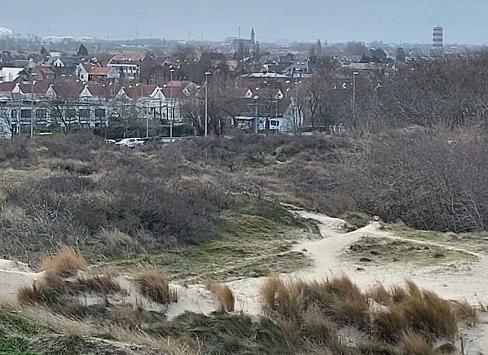 Gezellige buitenruimte Vakantiehuis Duinhoevelaan, Bredene-aan-Zee, met uitzicht op de tuin en zonnige patio.