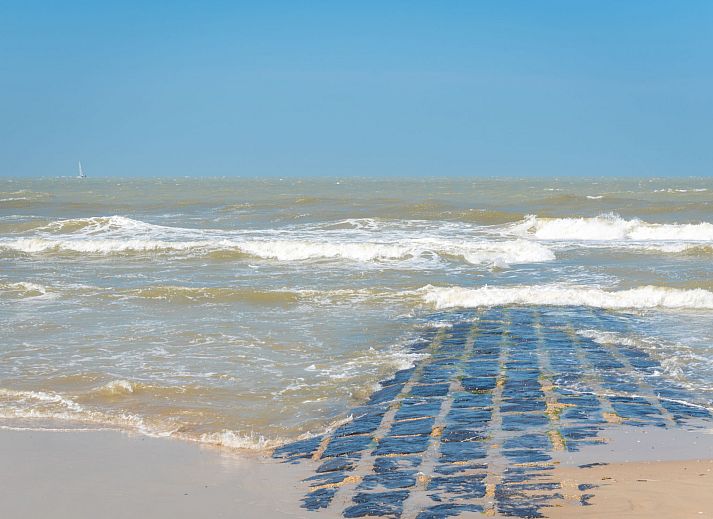 Gemuetliches Wohnzimmer im Ferienhaus Vissershuisje 9/18, Bredene, belgische Kueste, mit bequemen Ledersofas und hellem Dekor.