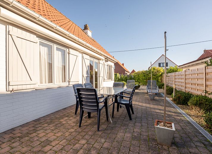 Gemuetliches Wohnzimmer im Ferienhaus Vissershuisje 9/18, Bredene, belgische Kueste, mit bequemen Ledersofas und hellem Dekor.