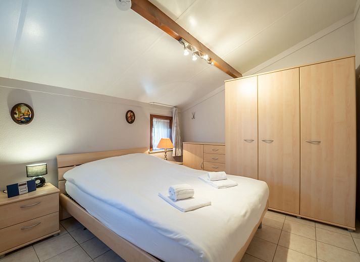 Gemuetliches Wohnzimmer im Ferienhaus Vissershuisje 9/18, Bredene, belgische Kueste, mit bequemen Ledersofas und hellem Dekor.