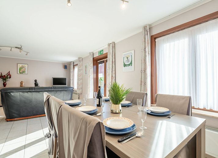 Gemuetliches Wohnzimmer im Ferienhaus Vissershuisje 9/18, Bredene, belgische Kueste, mit bequemen Ledersofas und hellem Dekor.