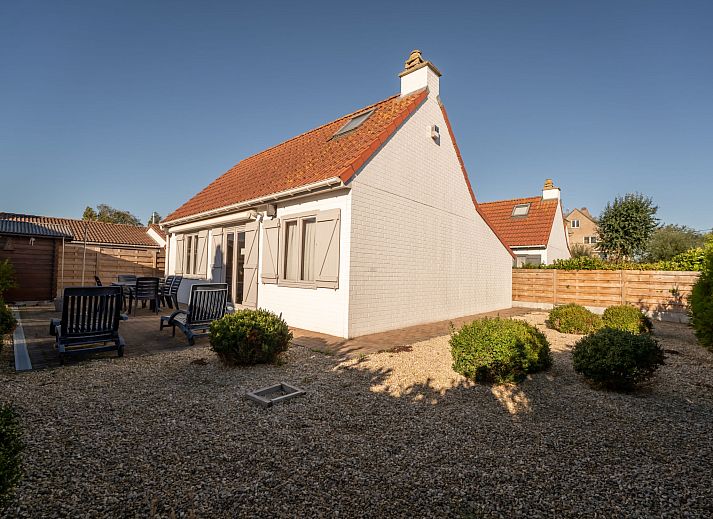 Geniessen Sie die sonnige Terrasse des Ferienhauses Vissershuisje 9/18 in Bredene, Belgische Kueste, Belgien, ideal fuer einen erholsamen Urlaub.