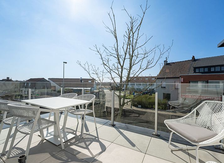 Stilvolles Wohnzimmer des Ferienhauses Green in Bredene, belgische Kueste, mit moderner Einrichtung und viel natuerlichem Licht.