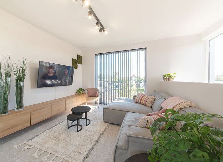Stilvolles Wohnzimmer des Ferienhauses Green in Bredene, belgische Kueste, mit moderner Einrichtung und viel natuerlichem Licht.