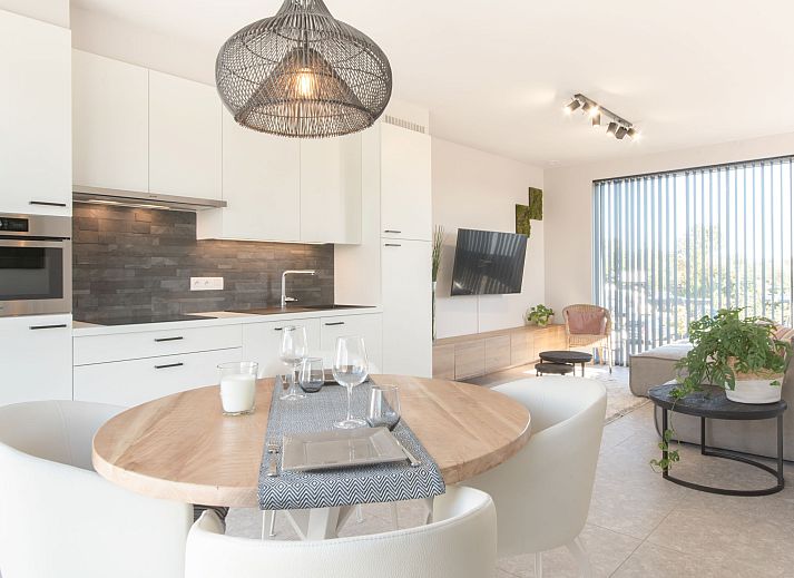 Stilvolles Wohnzimmer des Ferienhauses Green in Bredene, belgische Kueste, mit moderner Einrichtung und viel natuerlichem Licht.