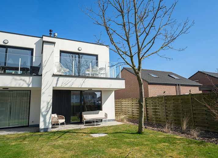 Geniessen Sie die sonnige Terrasse des Ferienhauses Green in Bredene an der belgischen Kueste. Perfekt fuer Entspannung und Aussicht auf die Umgebung.