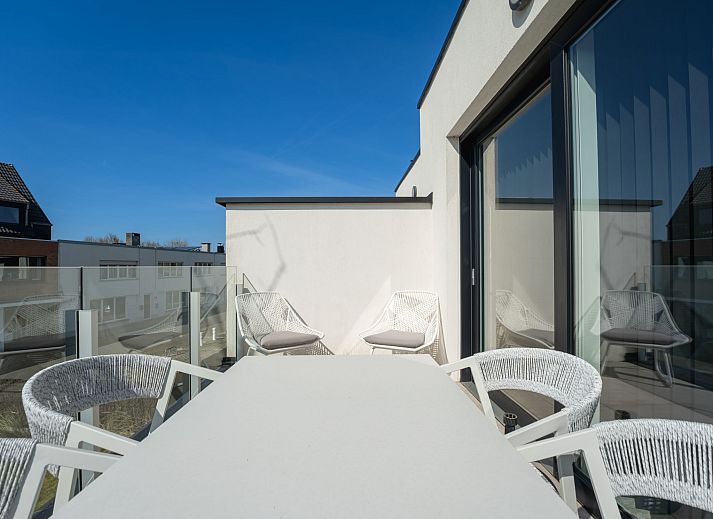Helles Wohnzimmer des Ferienhauses Green in Bredene, belgische Kueste, mit moderner Einrichtung und Gartenblick.