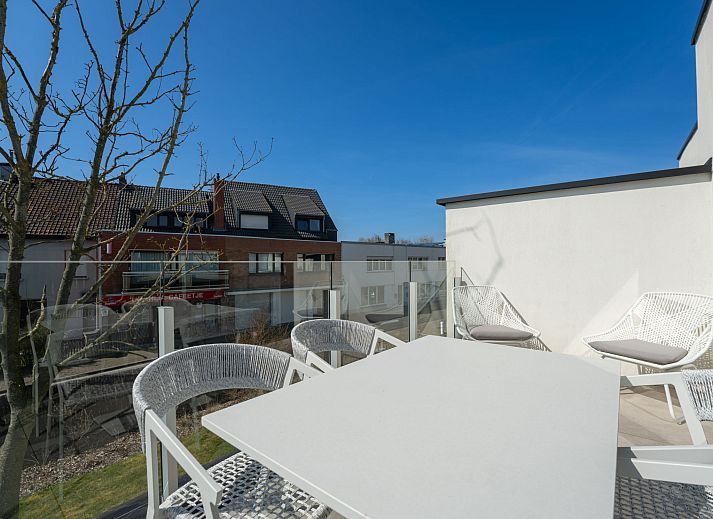 Helles Wohnzimmer des Ferienhauses Green in Bredene, belgische Kueste, mit moderner Einrichtung und Gartenblick.