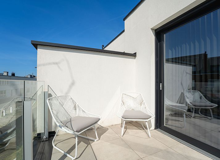 Stilvolles Interieur des Ferienhauses Green in Bredene, belgische Kueste, mit moderner Kueche und gemuetlicher Sitzecke.