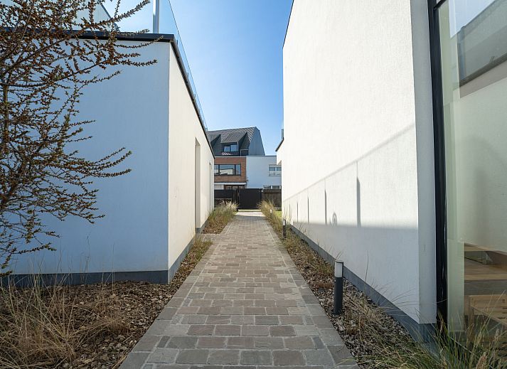 Stilvolles Interieur des Ferienhauses Green in Bredene, belgische Kueste, mit moderner Kueche und gemuetlicher Sitzecke.