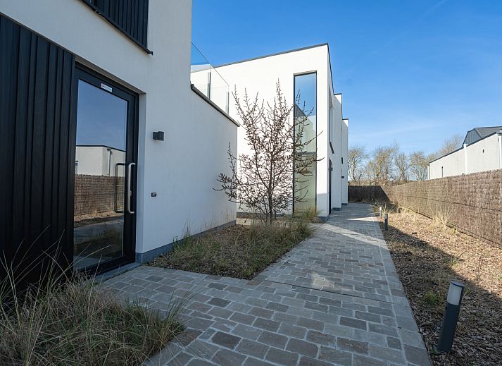 Stilvolles Interieur des Ferienhauses Green in Bredene, belgische Kueste, mit moderner Kueche und gemuetlicher Sitzecke.