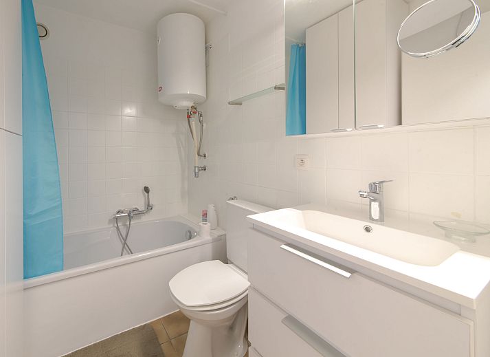Bright living room of Apartment Morning Mood in Bredene on the Belgian coast overlooking the terrace and the city.