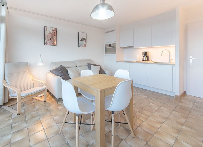 Bright living room of Apartment Morning Mood in Bredene on the Belgian coast overlooking the terrace and the city.