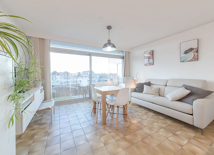 Bright living room of Apartment Morning Mood in Bredene on the Belgian coast overlooking the terrace and the city.