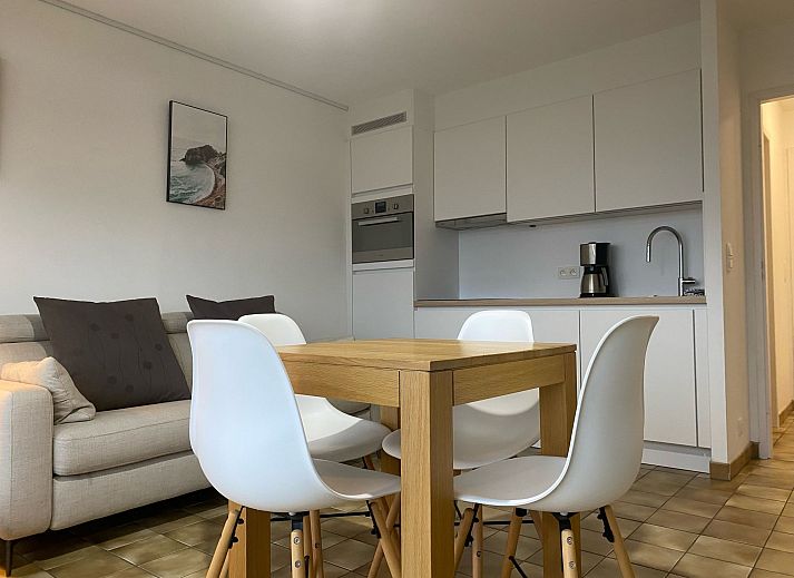 Cozy living room of Apartment Morning Mood in Bredene, Belgian coast, overlooking the terrace and surrounding rooftops.