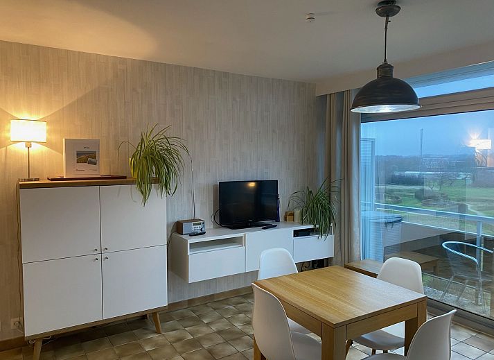 Cozy living room of Apartment Morning Mood in Bredene, Belgian coast, overlooking the terrace and surrounding rooftops.