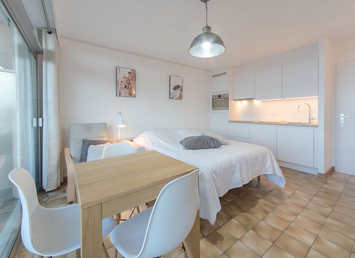 Cozy living room of Apartment Morning Mood in Bredene, Belgian coast, overlooking the terrace and surrounding rooftops.