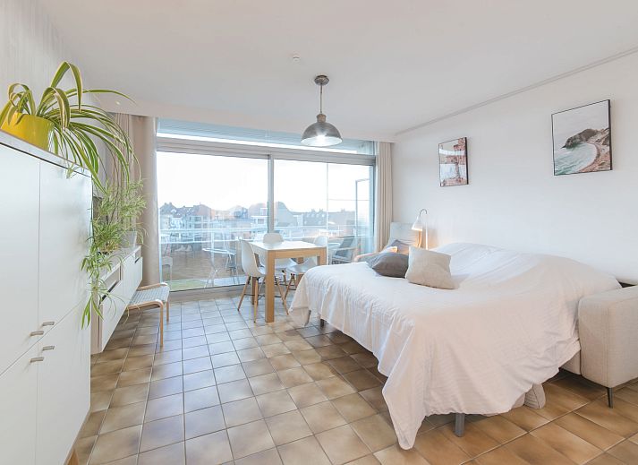 Modern kitchen in Apartment Ochtendstemming, Bredene on the Belgian coast, ideal vacation accommodation with stylish interior space.