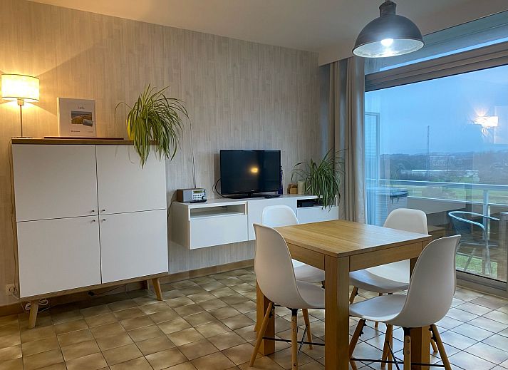 Modern kitchen in Apartment Ochtendstemming, Bredene on the Belgian coast, ideal vacation accommodation with stylish interior space.