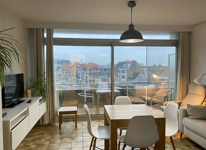 Modern kitchen in Apartment Ochtendstemming, Bredene on the Belgian coast, ideal vacation accommodation with stylish interior space.