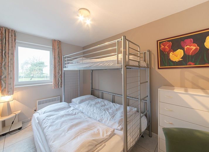 Cozy living room in Apartment De vakantieduinen aan zee, Bredene, Belgian coast, with modern furnishings and comfortable seating area.