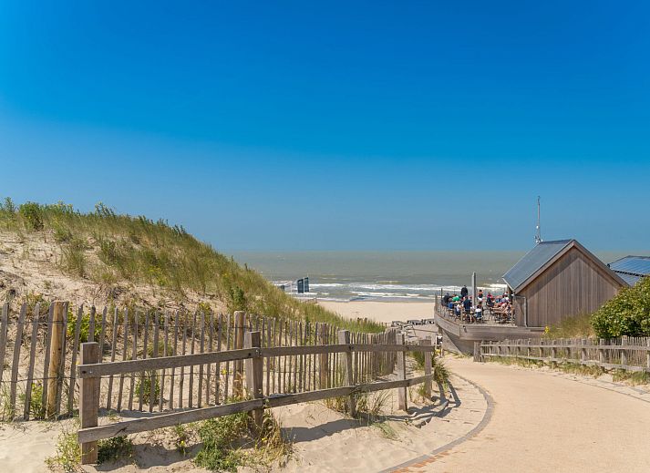 Modern kitchen in Apartment De vakantieduinen aan zee, Bredene, Belgian coast, with stylish decor and complete kitchen facilities.