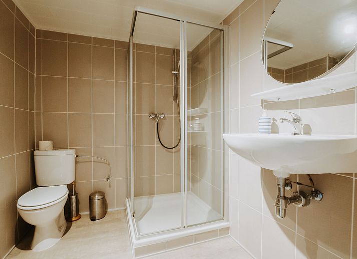 Cozy kitchen and dining area in Apartment De Paddock, Bredene on the Belgian coast, ideal vacation accommodation with modern amenities.