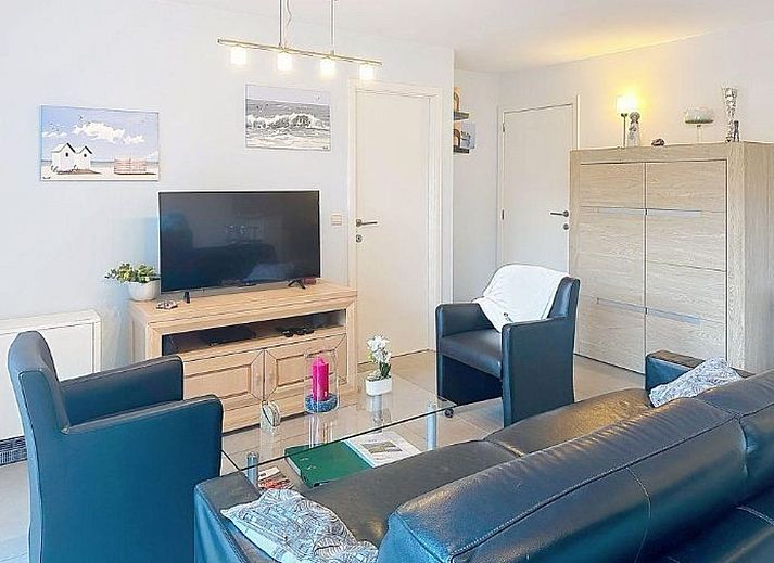Cozy dining area in Apartment Residentie Zandloper, Bredene, Belgian coast. Perfect vacation accommodation with modern kitchen.