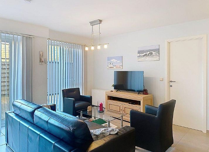Cozy dining area in Apartment Residentie Zandloper, Bredene, Belgian coast. Perfect vacation accommodation with modern kitchen.