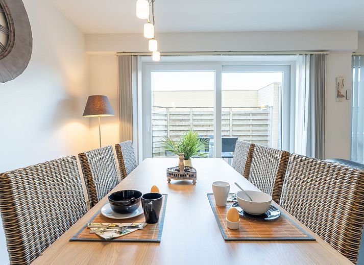 Cozy dining area in Apartment Residentie Zandloper, Bredene, Belgian coast. Perfect vacation accommodation with modern kitchen.