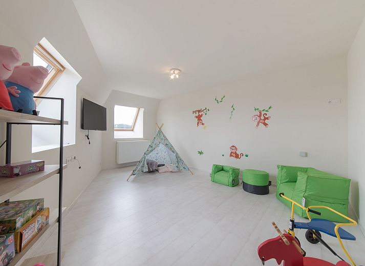 Stylish interior of Apartment Alaska Beach in Bredene, Belgian coast, with spacious living room and dining area for a relaxing stay.